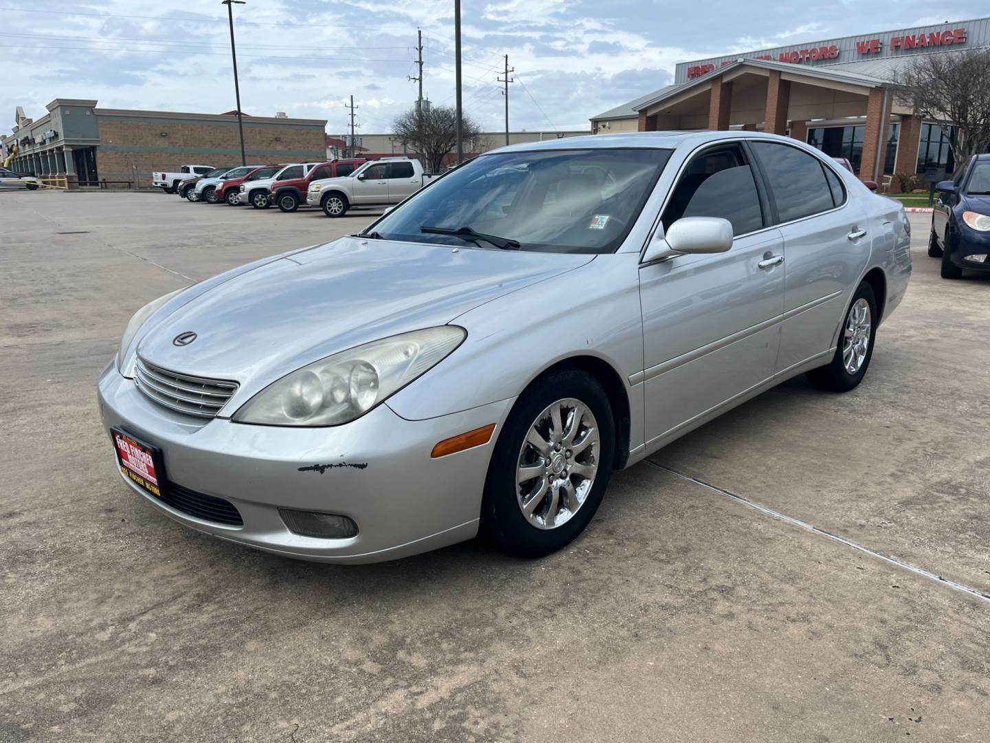 2003 SILVER /gray Lexus ES 300 Sedan (JTHBF30G135) with an 3.0L V6 DOHC 24V engine, 5-Speed Automatic Overdrive transmission, located at 14700 Tomball Parkway 249, Houston, TX, 77086, (281) 444-2200, 29.928619, -95.504074 - Photo#2